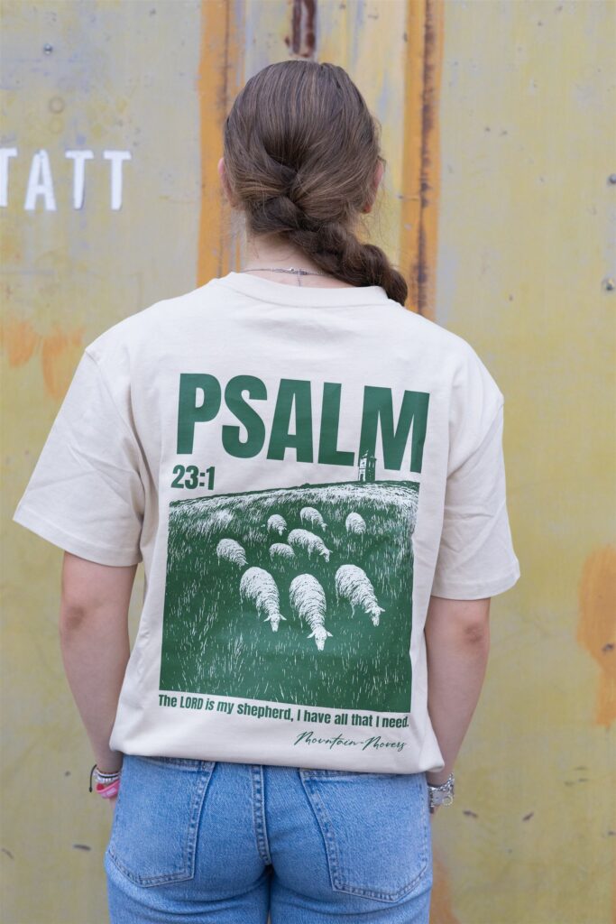 Frau trägt Mountain Movers Psalm 23:1 Shirt – Brand Content Fotografie
